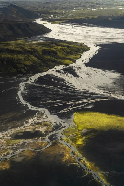 Güney İzlanda 'nın dağlık bölgelerindeki Lakagigar volkan sistemi ile Fjallabak Doğa Rezervi arasındaki kara lav ve sel ovalarının dikey görüntüsü.
