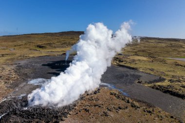 Reykjanes Yarımadası 'ndaki Gunnuhver Kaplıcalarının insansız hava aracı görüntüsü