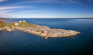 Bremsnesfjorden girişinin ve Stavneset yarımadasının kıyı feneri manzarası