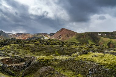 Orta İzlanda 'nın Landmannalaugar Bölgesi' nin lav tarlaları ve renkli volkanik dağlarının manzarası.