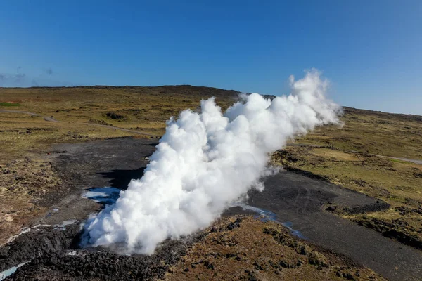Reykjanes Yarımadası 'ndaki Gunnuhver Kaplıcalarının insansız hava aracı görüntüsü