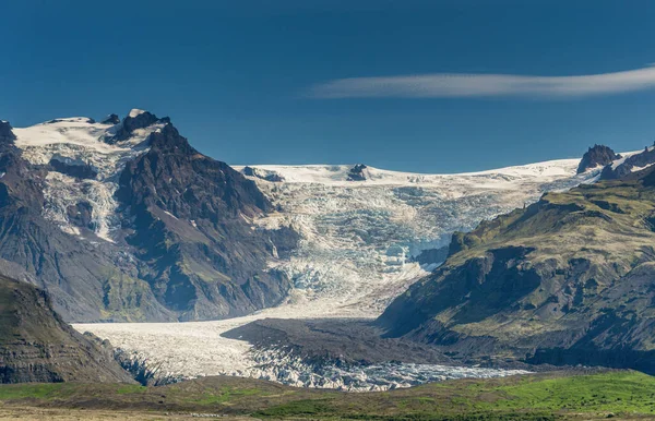 Ön planda Skaftafell buzulu dili olan Vatnajokull Buzulu sisteminin hava görüntüsü.