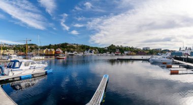 Kristiansund, Norveç - 29 Ağustos 2025 Kristiansund şehir merkezindeki körfez ve liman manzarası