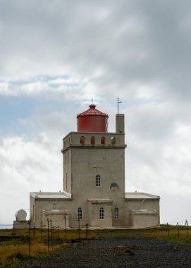 Tarihi Dyrholaey deniz fenerinin manzarası