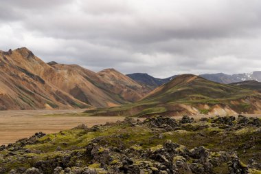 Orta İzlanda 'nın Landmannalaugar Bölgesi' nin lav tarlaları ve renkli volkanik dağlarının manzarası.
