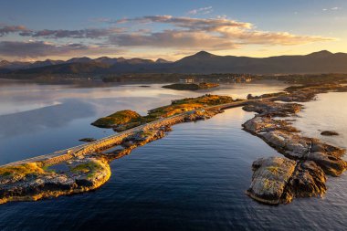 Gün batımında Norveç 'in merkezinde Kristiansund yakınlarındaki Atlantik Okyanus Yolu' nun insansız hava aracı görüntüsü.
