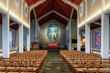 Skaholt, İzlanda - 30 Temmuz 2025: İzlanda 'nın güneybatısındaki Skalholt Katedrali' nin merkezi nave sunağı