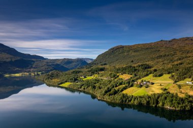 Sunnfjord yakınlarındaki Haukedalsvatnet Gölü 'nün insansız hava aracı görüntüsü
