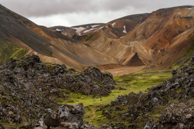 Orta İzlanda 'nın Landmannalaugar Bölgesi' nin lav tarlaları ve renkli volkanik dağlarının manzarası.