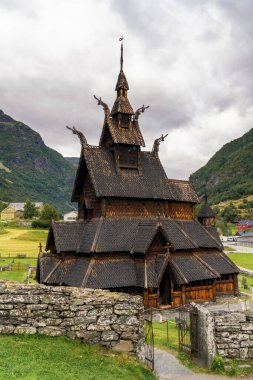 Laerdal, Norveç - 23 Ağustos 2025: Norveç 'in Vestland ilçesindeki tarihi Borgund Stave Kilisesi manzarası