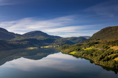 Sunnfjord yakınlarındaki Haukedalsvatnet Gölü 'nün insansız hava aracı görüntüsü