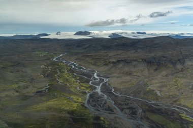 Vatnajokull Buzulu 'nun güneybatı ucu ve buz örtüsü ve yeşil ve siyah volkanik kum taşkınları ve nehir sistemleri.