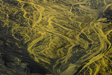 İzlanda 'nın dağlık kesimlerindeki Skeidararsandur' un siyah kum ve volkanik kül ovaları üzerinde çok sayıda kıvrılan nehir ve ırmak.