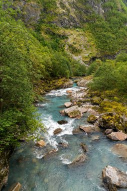 Norveç 'in merkezindeki Utla Nehri ve Utladalen Vadisi manzarası