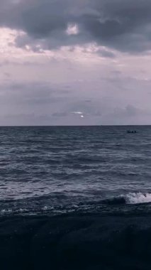 Bulutlu Gökler Altında Deniz 'in Büyüsü, Sessizliğin ve Güzelliğin Ufkuna Dalgalar Arasında Sinematik Bir Yolculuk