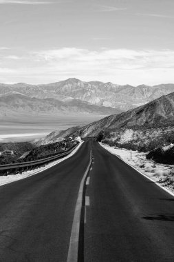 Çöl Dağları Arasında Sonsuz Yol, Dramatik Siyah ve Beyaz Manzara Fotoğrafçılığı