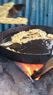 Geleneksel Jalebi Sokak Gıda Dükkanında İşlem Yapıyor.