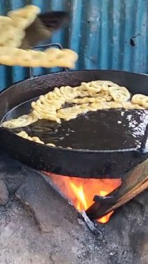 Geleneksel Jalebi Sokak Gıda Dükkanında İşlem Yapıyor.