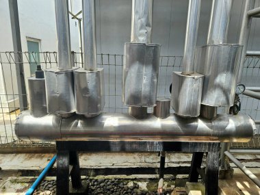 Binanın dışındaki endüstriyel metal borular ve ekipmanlar.