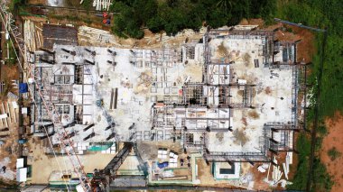 Binanın iskeletini ve çevresini gösteren bir inşaat alanının havadan görüntüsü