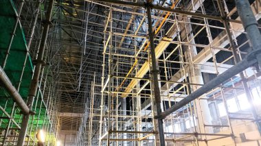 Binanın içindeki karmaşık yapı muhtemelen inşaat ya da yenileme aşamasında.