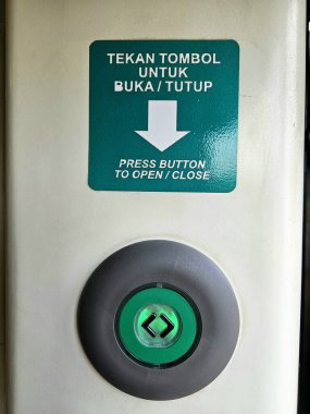 İki dilde talimatları olan bir kapı düğmesini kapat