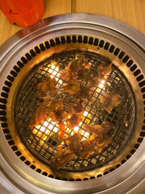 Yakından bakınca ince dilimlenmiş et ızgaranın üstünde cızırdıyor ve pişiyor..