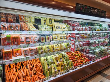 Bandung, Endonezya - 6 Aralık 2025: Bir market buzdolabında çeşitli meyve ve sebzeler sergileniyor