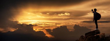 Doğal kayalarda selfie turizmi yürüyüşçülerinin silueti. Teknoloji akıllı telefonu kavramı, cep telefonları modern yaşamın ve hayatın ve başarının önemli bir parçasıdır..