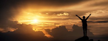 Yürüyüşçülerin silueti gün batımında dağ yamacına tırmanıyor. Yaşam limitleri ve yürüyüş başarısı kavramı tam, kopyalama alanı olan spor afişi