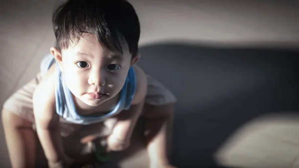 Закройте Портрет Маленького Азиатского Мальчика Сидящего Смотрящего Вверх — стоковое фото