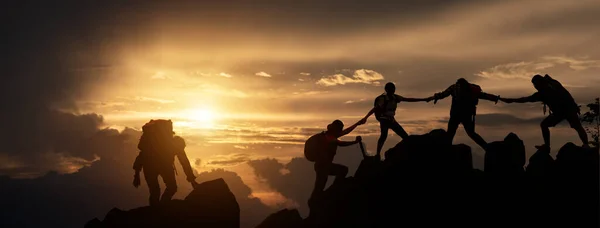 Silhouette Von Wanderern Die Die Felswand Erklimmen Klettergruppe Hilft Sich — Stockfoto