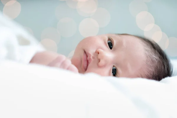 Neugeborenes Porträt Auf Der Weißen Decke Zweifelnden Gesichtern Mit Bokeh — Stockfoto