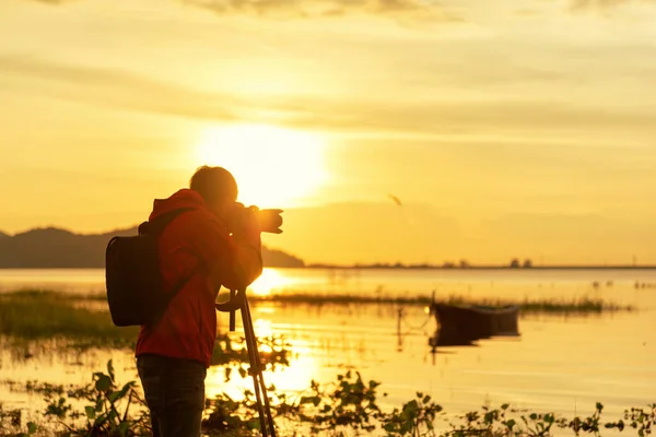 Resefotograf Tar Naturen Sjön Solnedgången Med Kamera Stativ — Stockfoto