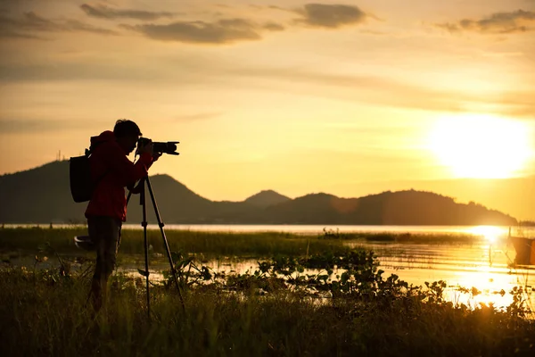 Resefotograf Tar Naturen Sjön Solnedgången Med Kamera Stativ — Stockfoto