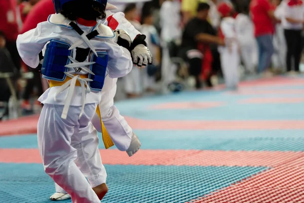 Momento Taekwondo Niños Los Estadios Atleta Para Golpear Oponente Durante — Foto de Stock