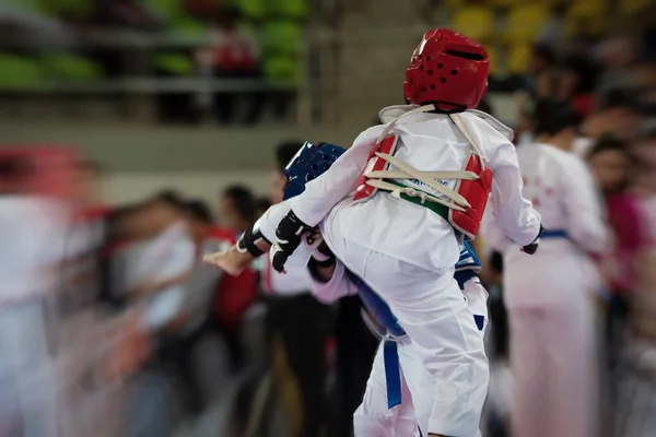 Momento Taekwondo Niños Los Estadios Atleta Para Golpear Oponente Durante — Foto de Stock