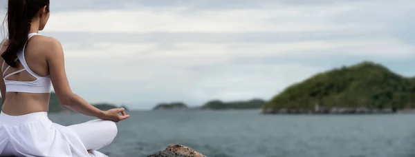 Mujer Joven Asiática Practicando Yoga Ejercicio Sukhasana Mientras Mira Hacia — Foto de Stock