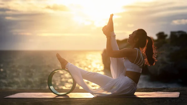 Mujer Joven Ejercita Yoga Naturaleza Vista Atardecer Del Mar Poses — Foto de Stock