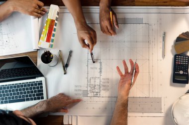 Mimari İç Tasarımcı ile modern ofiste mühendis toplantısı. Mimari proje ve İnşaat tartışması.