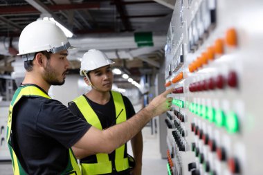 Elektrik Mühendisliği Ekibi ön HVAC kontrol panelleri, fabrikadaki servis odasındaki güvenlik işlevleri için teknisyen günlük kontrol kontrol sistemi. Isıtma, havalandırma, havalandırma..