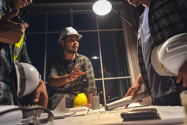 Bauingenieure Diskutieren Mit Architekten Besprechungsraum Mit Blueprint Architecture Desk Überstunden — Stockfoto