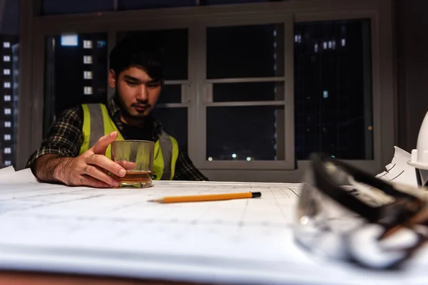 Ingenieur Designer Freiberuflich Vor Stress Schreibtisch Sitzen Planung Mit Bauplan — Stockfoto