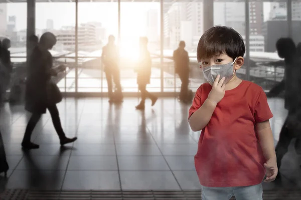 Porträt Asiatischer Kleiner Junge Trägt Eine Maske Auf Weißem Hintergrund — Stockfoto