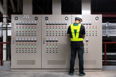 Elektrik Mühendisliği Ekibi ön HVAC kontrol panelleri, fabrikadaki servis odasındaki güvenlik işlevleri için teknisyen günlük kontrol kontrol sistemi. Isıtma, havalandırma, havalandırma..