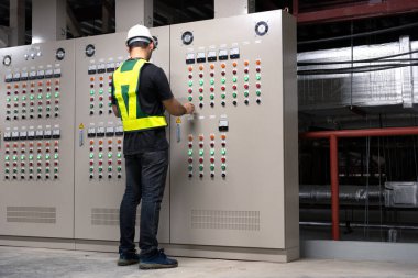 Elektrik Mühendisliği Ekibi ön HVAC kontrol panelleri, fabrikadaki servis odasındaki güvenlik işlevleri için teknisyen günlük kontrol kontrol sistemi. Isıtma, havalandırma, havalandırma..
