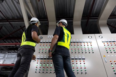 Elektrik Mühendis Ekibi ön HVAC kontrol panelleri, Teknisyen tartışma ve eğitim kontrol sistemi fabrika hizmet odasında güvenlik işlevleri için günlük kontrol sistemi.