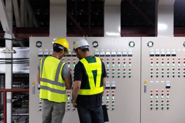 Elektrik Mühendis Ekibi ön HVAC kontrol panelleri, Teknisyen tartışma ve eğitim kontrol sistemi fabrika hizmet odasında güvenlik işlevleri için günlük kontrol sistemi.