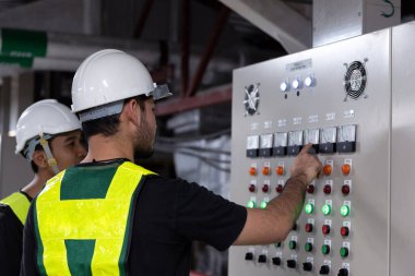 Elektrik Mühendis Ekibi ön HVAC kontrol panelleri, Teknisyen tartışma ve eğitim kontrol sistemi fabrika hizmet odasında güvenlik işlevleri için günlük kontrol sistemi.