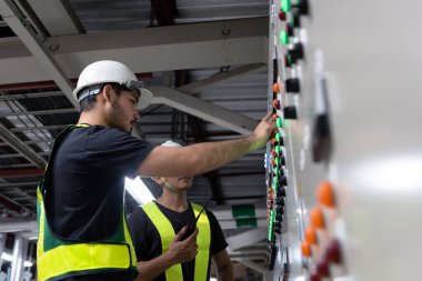 Elektrik Mühendisliği Ekibi ön HVAC kontrol panelleri, fabrikadaki servis odasındaki güvenlik işlevleri için teknisyen günlük kontrol kontrol sistemi. Isıtma, havalandırma, havalandırma..